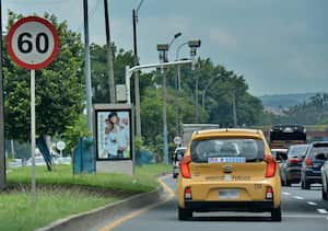 Una de las estrategias de la Alcaldía es controlar el exceso de velocidad con cámaras de fotomultas y radares móviles. La velocidad permitida en las vías urbanas, según el Código de Tránsito, es de 60 kilómetros por hora.