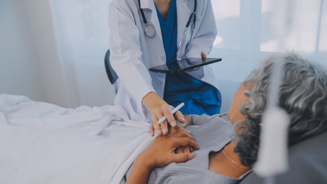 Los retrasos en la atención y el acceso a tratamientos siguen siendo uno de los mayores desafíos del sistema de salud en Colombia.