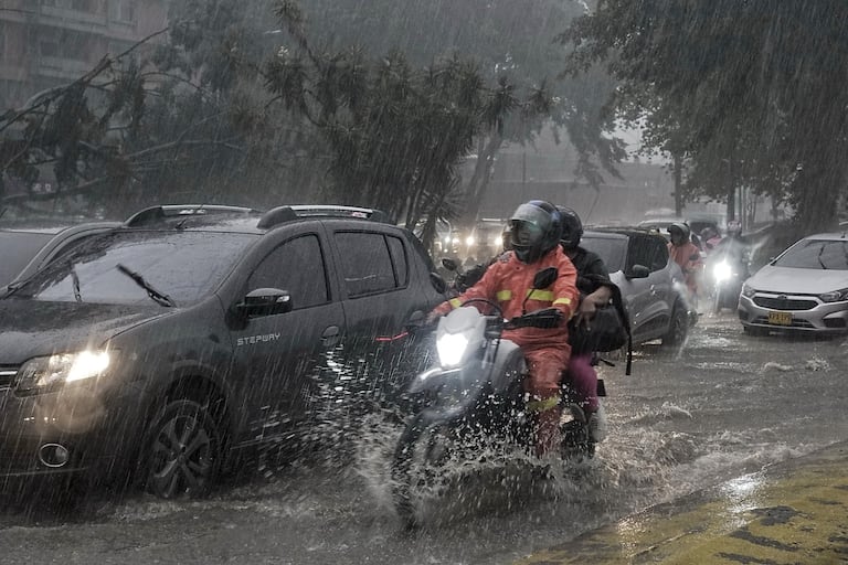 Cali sigue bajo la lluvia. Fotos: Jorge Orozco/ El País