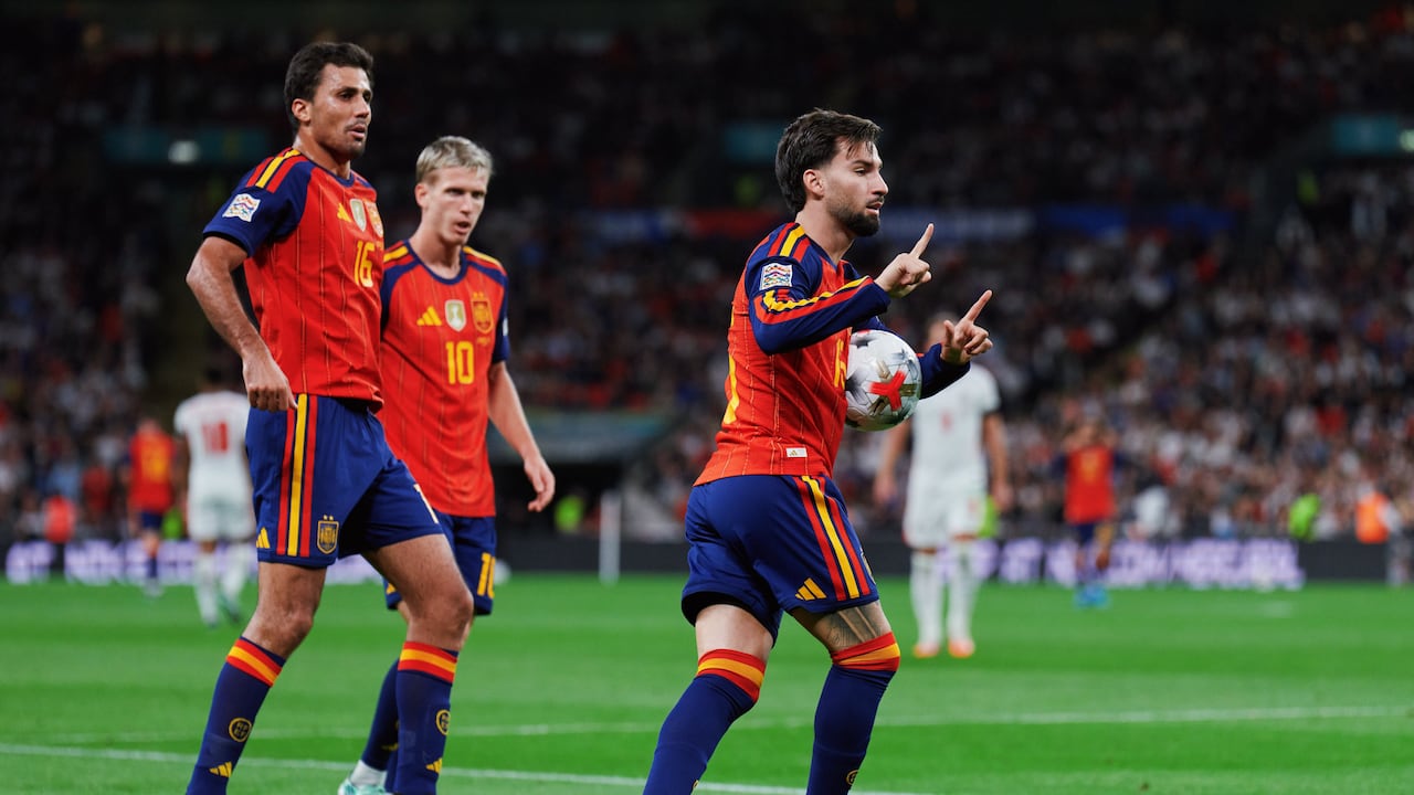 Jugadores de España celebran uno de los tantos contra Inglaterra por la UEFA Nations League.