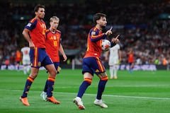 Jugadores de España celebran uno de los tantos contra Inglaterra por la UEFA Nations League.