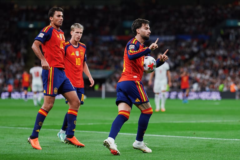 Jugadores de España celebran uno de los tantos contra Inglaterra por la UEFA Nations League.