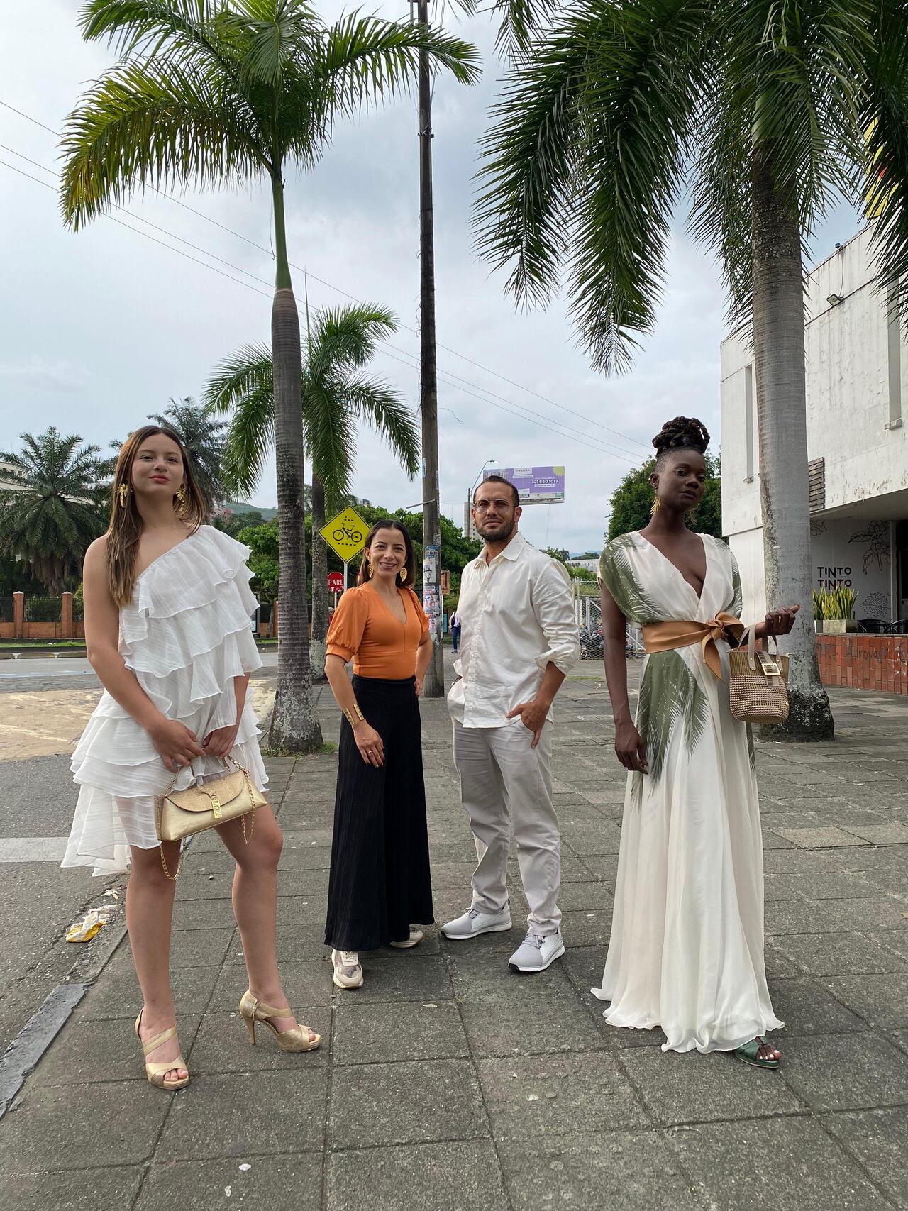 Revhelo pinta a mano las telas, algunas llevan serigrafías y bordados, alusivos al paisaje Pacífico.