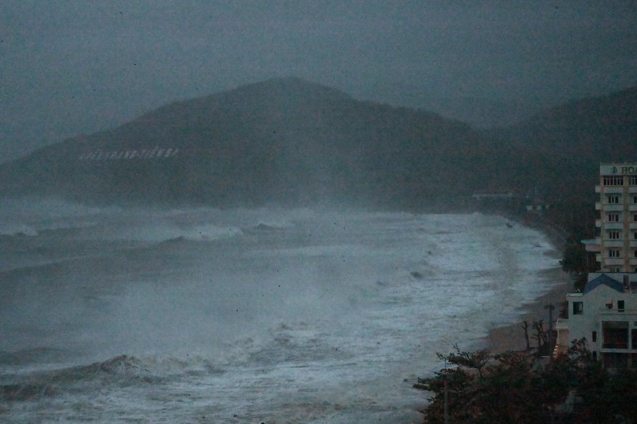 Waves and debris wash up on Quy Nhon beach ahead of Typhoon Kalmaegi's landfall in Gia Lai province in central Vietnam on November 6, 2025. Typhoon Kalmaegi's windspeeds were increasing November 6 as it headed towards Vietnam, where fear was mounting the typhoon could compound the damage of a week of flooding that has already claimed 47 lives. (Photo by NHAC NGUYEN / AFP)