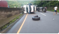 Un vehículo de carga pesada y un auto particular al parecer colisionaron y se volvaron en la vía Buga- Buenaventura,dejando dos personas lesionadas