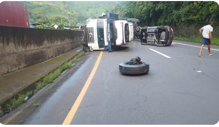 Un vehículo de carga pesada y un auto particular al parecer colisionaron y se volvaron en la vía Buga- Buenaventura,dejando dos personas lesionadas