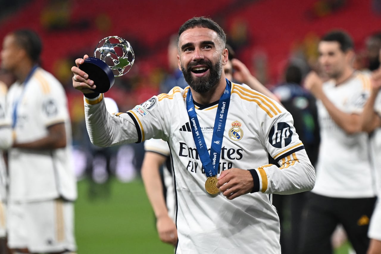 El defensa español del Real Madrid, Dani Carvajal (número 2), celebra con el premio al Jugador del Partido tras la victoria de su equipo en la final de la Liga de Campeones de la UEFA entre el Borussia Dortmund y el Real Madrid, disputada en el estadio de Wembley, Londres, el 1 de junio de 2024. El Real Madrid se impuso al Borussia Dortmund por 2-0. (Foto de Paul Ellis / AFP)
