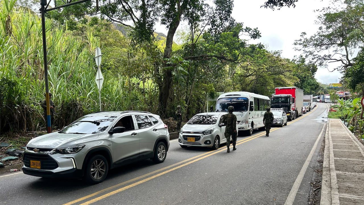 La vía Panamericana fue habilitada nuevamente tras las labores de seguridad adelantadas por el Ejército en el sector de La Depresión, donde explotó un carro bomba contra el peaje.