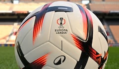 Balón con el que se juega la Europa League 2026-2027.