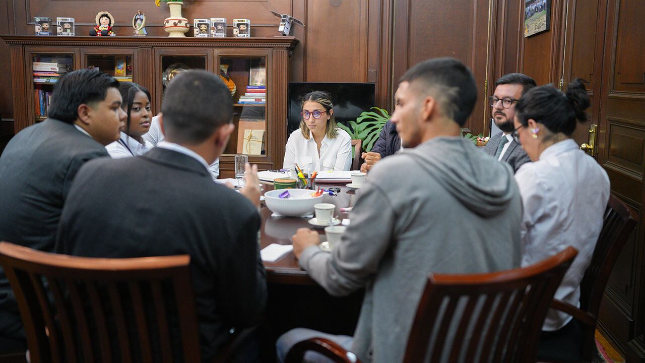 jóvenes se reúnen con el Gobierno.