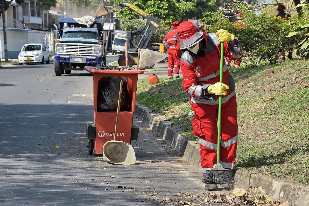 PLAN ESPECIAL DE LIMPIEZA EN 49 CORREDORES VIALES
La Administración Distrital con las empresas de aseo Ciudad Limpia, Veolia, Promocali y Promovalle, se permiten presentar el plan de limpieza especial para 49 corredores viales de Cali impactados por el arrojo clandestino de residuos.
El plan, que estará vigente hasta el próximo 31 de diciembre, consiste en recorridos adicionales de recolección que se van a hacer en corredores viales como lo son la Avenida Ciudad de Cali, Calle 1, Calle 5, Carrera 10, Carrera 15, Calle 25, Autopista Suroriental, Avenida Simón Bolívar.
Con el plan, también se atenderá la recolección de Residuos de Construcción y Demolición, RCD, también conocidos como escombros, arrojados de forma clandestina en los corredores priorizados.
Para ello, las empresas de aseo con la Administración Distrital dispusieron de maquinaria y personal adicional. En total, se dispusieron de 40 vehículos, entre volquetas, maquinaria amarilla y carros recolectores. Así mismo, se dispusieron 120 personas que estarán sensibilizando a la ciudadanía sobre el manejo adecuado de residuos sólidos en los 49 corredores y zonas aledañas.