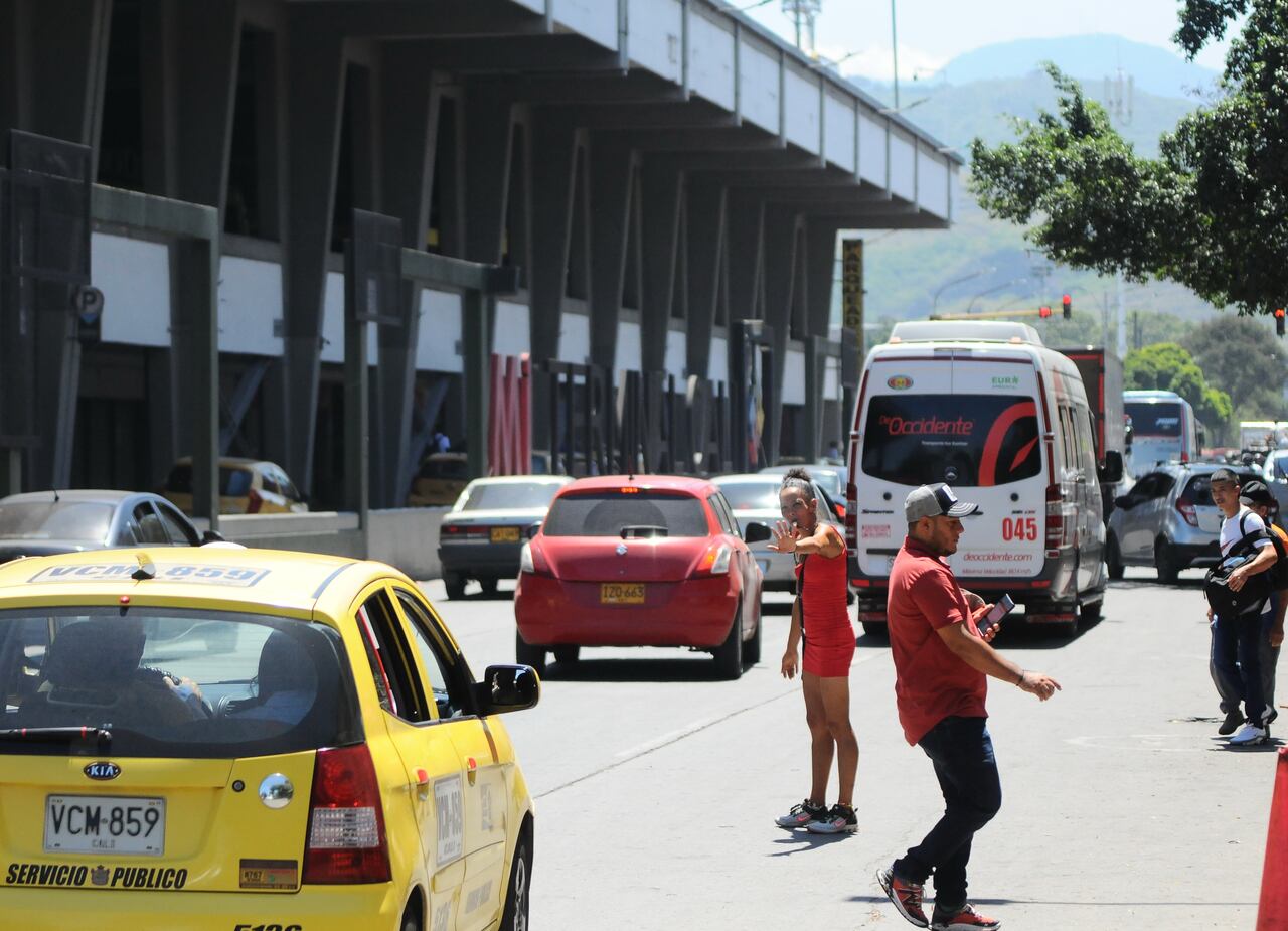 Cali: Males que rodean al Terminal de Trasporte de Cali. Basuras, Micrográfico, explotación de menores. Fotos José L Guzmán. EL País, Julio 19-23