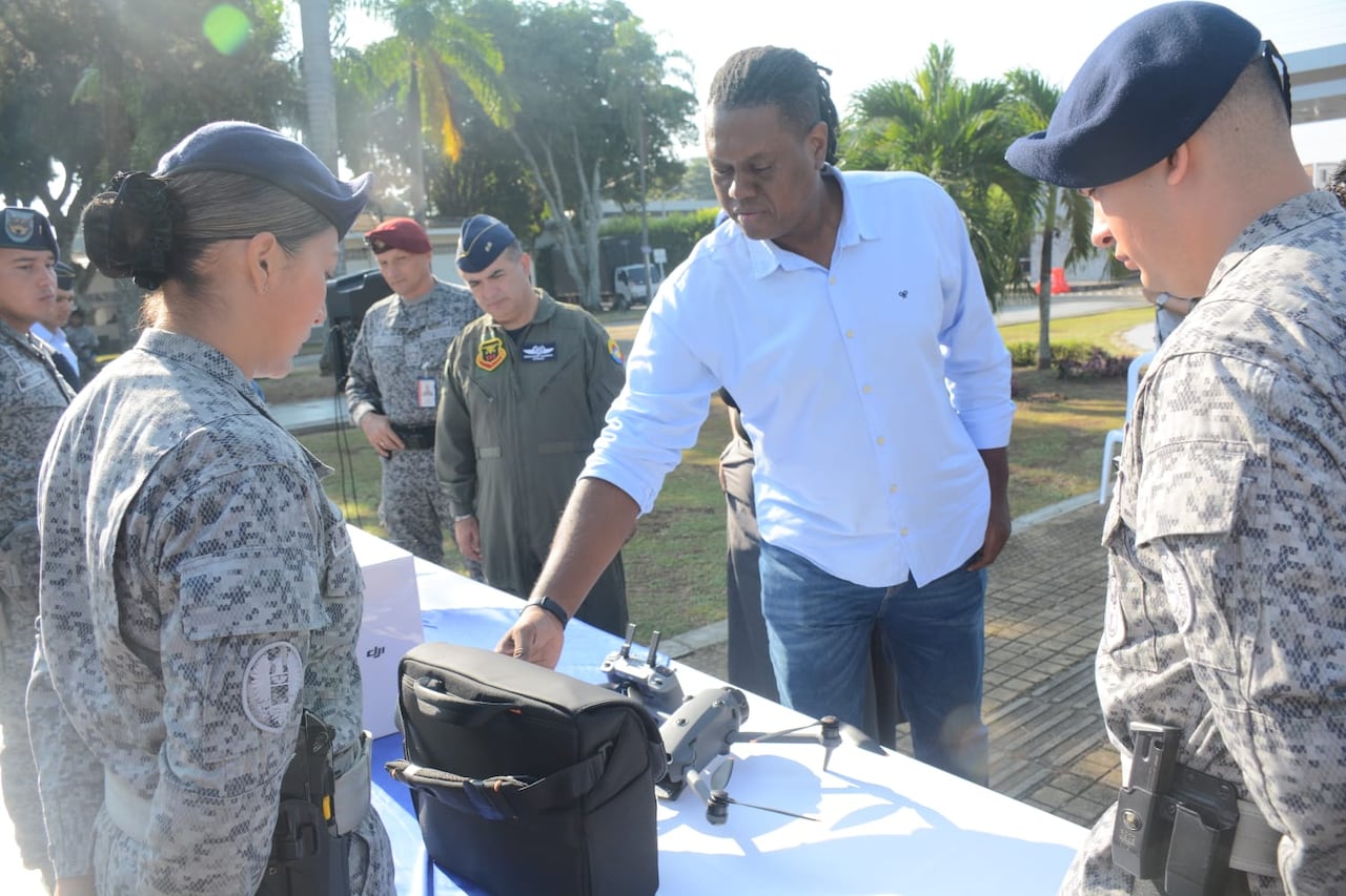Entrega de drones a la Base Marco Fidel Suárez en Cali.