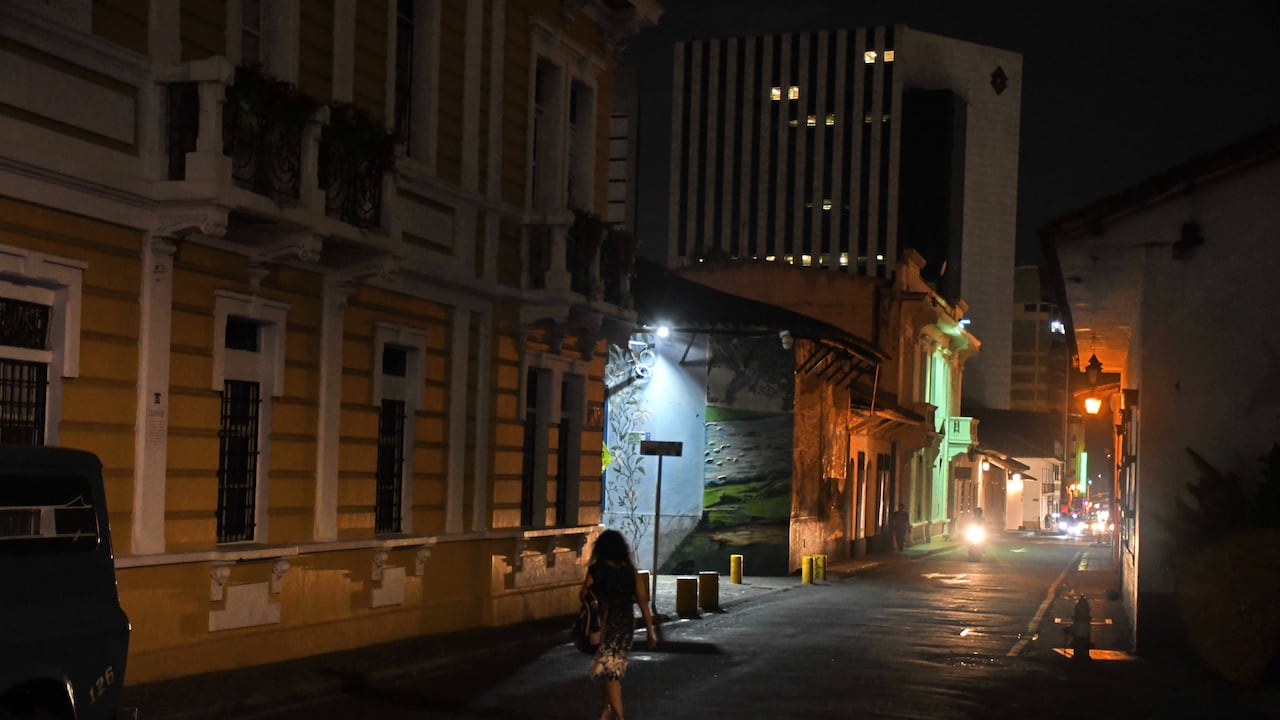 Cali: Informe de domingo Cali a oscuras, las principales vias del norte y centro de la ciudad se encuentra completamente a oscura, el alumbrado público no funciona. foto José L Guzmán El País,