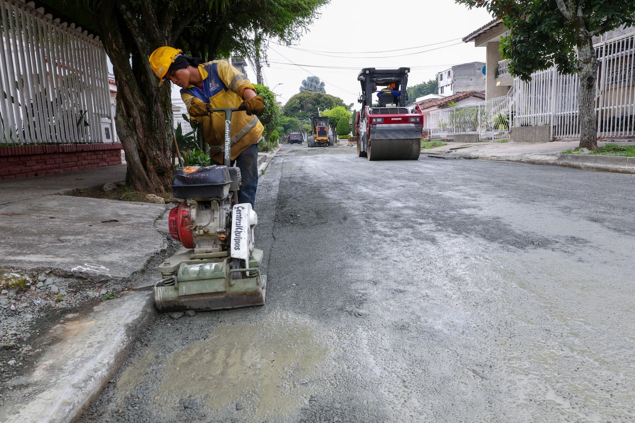 Entre los trabajos que se realizan en la Comuna 17 está la recuperación de la capa asfáltica.