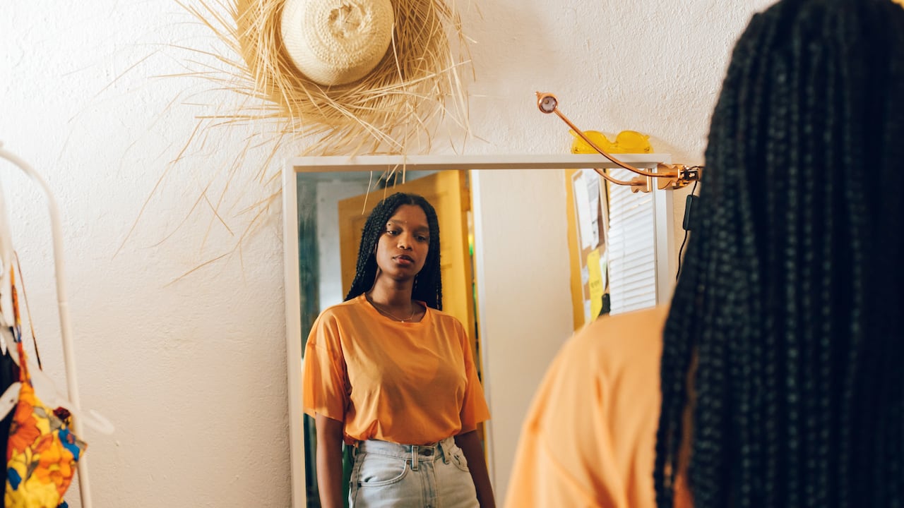 Para un hogar en equilibrio, el Feng Shui aconseja evitar la colocación de espejos en ciertos lugares. Esto es clave para prevenir la mala suerte y asegurar una energía positiva.