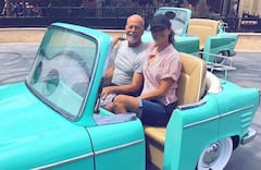 Bruce Willis en Disney con su pareja, Emma Heming. Foto: Instagram @emmahemingwillis.