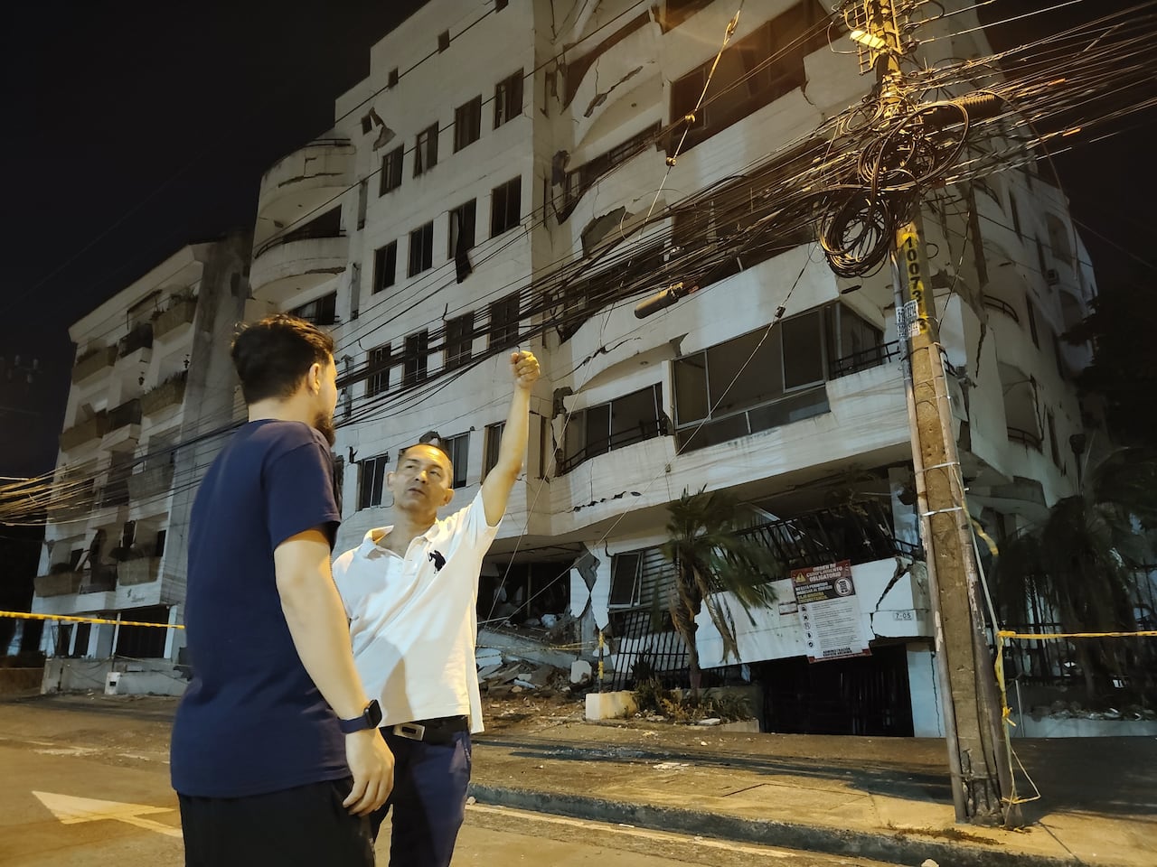 Ellos son Miguel Rueda y José Alonso Rodríguez, residentes de Los Cámbulos, que alertan del peligro inminente de los cables caídos y los edificios afectados tras los temblores.