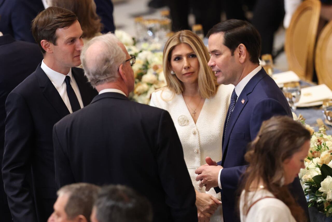 (De izquierda a derecha) El empresario Jared Kushner, el senador Jerry Moran (de espaldas), la estadounidense de origen colombiano Jeanette Rubio y el secretario de Estado de Estados Unidos, Marco Rubio, tras el almuerzo posterior a la toma de posesión del presidente estadounidense Donald Trump en el Capitolio de los Estados Unidos, el 20 de enero de 2025 en Washington, DC (Foto de Kevin Dietsch/Getty Images)