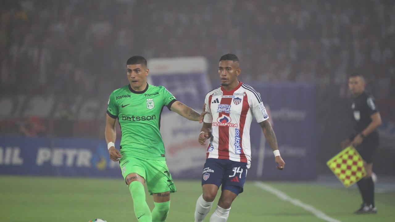 Juan Bauzá con la marca de Jhomier Guerrero en Junior vs. Nacional.