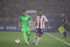 Juan Bauzá con la marca de Jhomier Guerrero en Junior vs. Nacional.