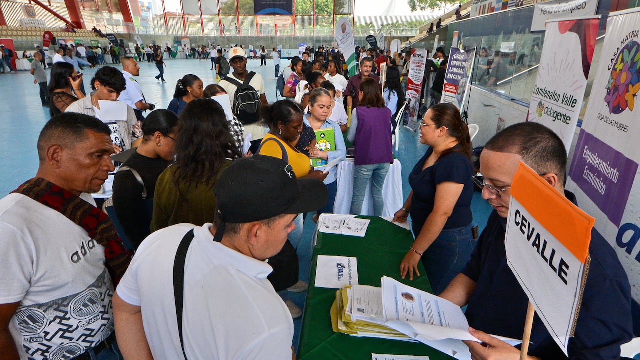 Este viernes 5 de abril, miles de personas llegaron hasta el coliseo de Hockey por una oportunidad de aplicar a las más de 5.000 vacantes de empleo disponibles en más de 100 empresas de diferentes sectores económicos.