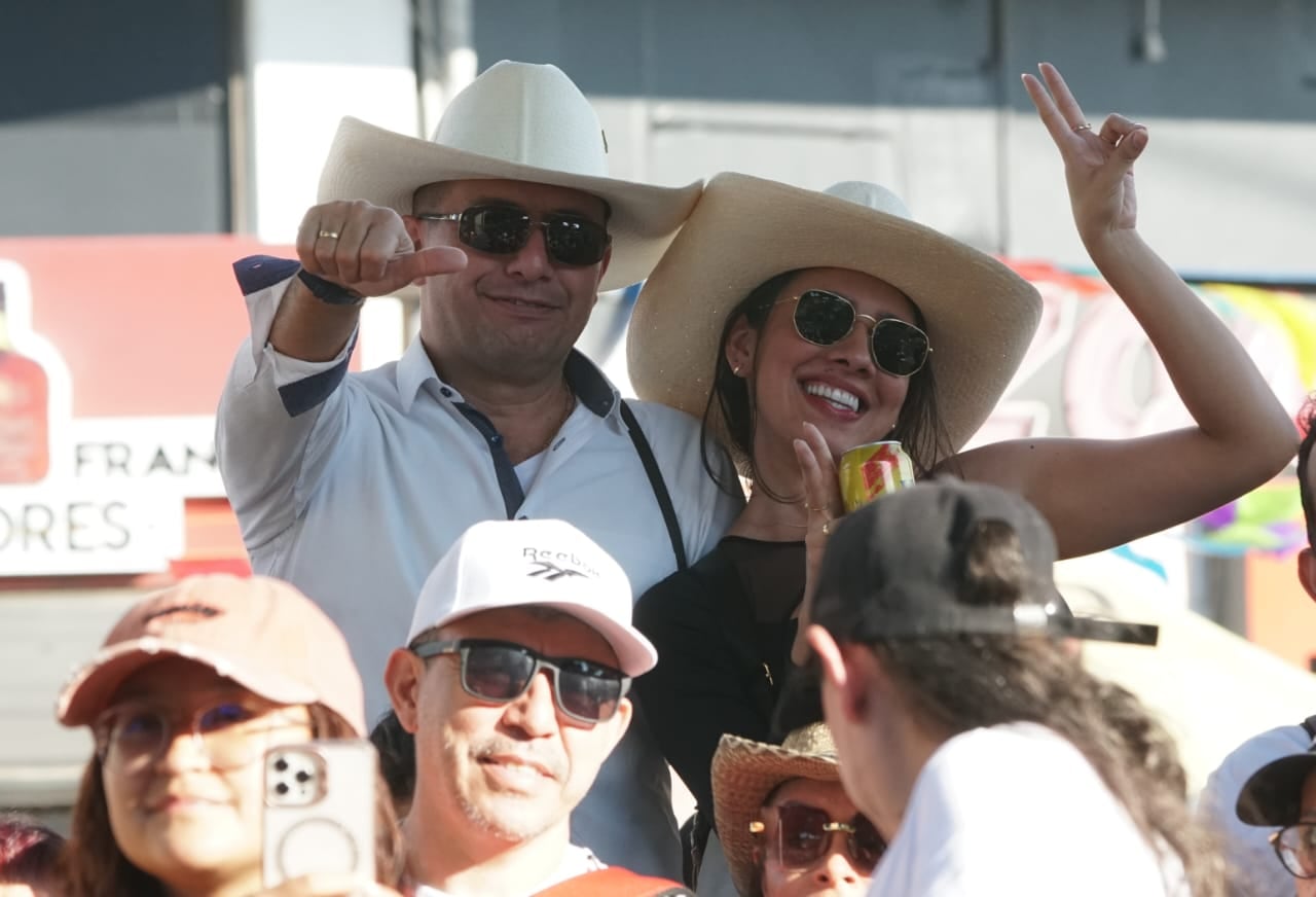 El público aprovecha para tomarse fotos y compartir la experiencia en redes sociales antes de que arranque el show.