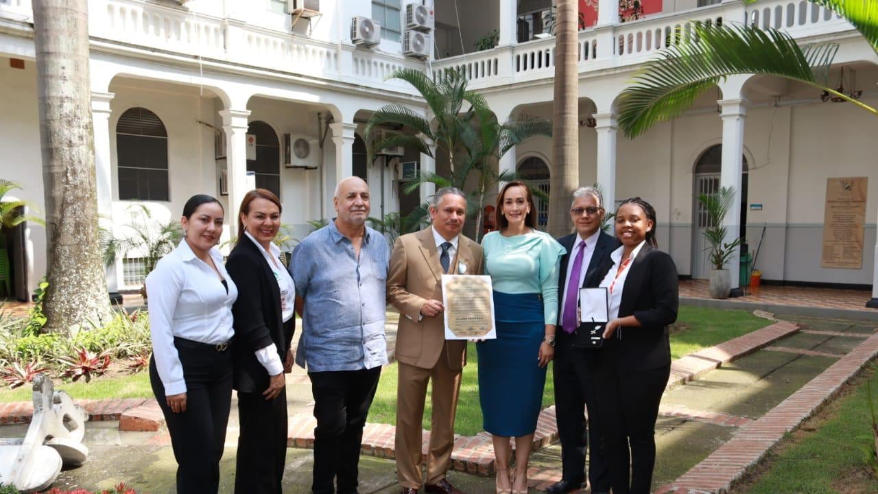 Desde el 2006, CI Lago Verde inició con la transición hacia convertirse en una empresa sostenible, cambiando los hornos pampa por el horno túnel, el cual permite un proceso de cocción más eficiente y menos contaminante con el medio ambiente. Hoy en día cuenta con un modelo de gestión sostenible destacado por diversas instituciones.