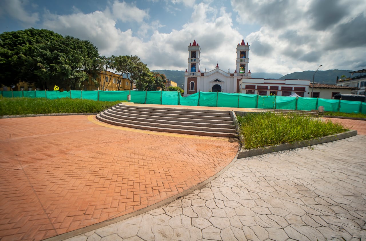 Miranda es un municipio colombiano ubicado en el norte del departamento del Cauca, conocido como la "perla del norte del Cauca". Con una población aproximada de 33,748 habitantes (2024), destaca por sus paisajes montañosos, diversidad cultural afrodescendiente e indígena, y una economía enfocada en el turismo rural y agrícola.