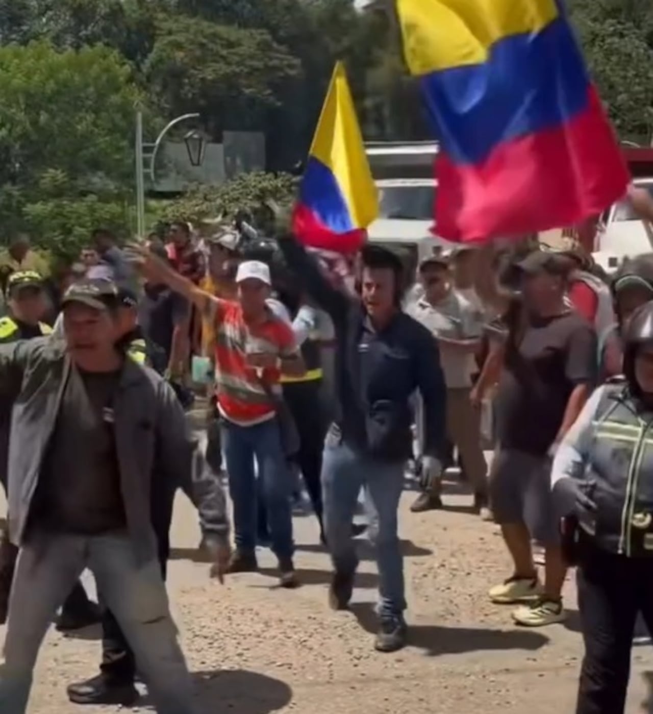 Algunos habitantes de esa población salieron a la carretera e impidieron el paso de la movilización política y popular que se dirigía hacia Norte de Santander.