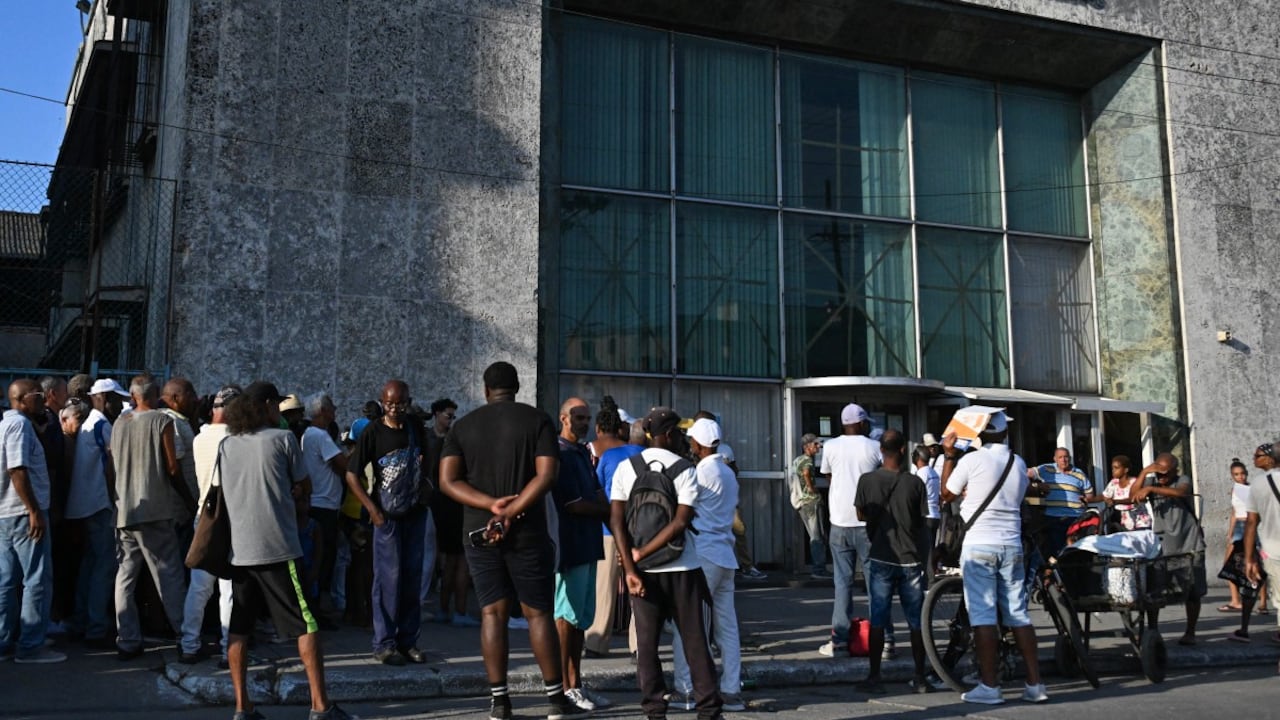 Personas hacen cola fuera de un banco en La Habana el 3 de junio de 2026. Los pagos con Visa y Mastercard en Cuba serán suspendidos a partir del 7 de junio de 2026, después de que las sanciones de Estados Unidos provocaran que un banco extranjero cortara lazos con una institución financiera, dijo el banco central de Cuba el 3 de junio