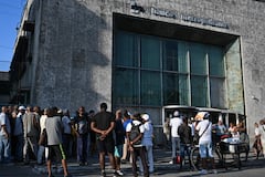 Personas hacen cola fuera de un banco en La Habana el 3 de junio de 2026. Los pagos con Visa y Mastercard en Cuba serán suspendidos a partir del 7 de junio de 2026, después de que las sanciones de Estados Unidos provocaran que un banco extranjero cortara lazos con una institución financiera, dijo el banco central de Cuba el 3 de junio