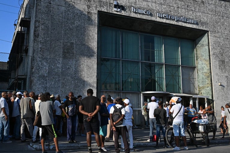 Personas hacen cola fuera de un banco en La Habana el 3 de junio de 2026. Los pagos con Visa y Mastercard en Cuba serán suspendidos a partir del 7 de junio de 2026, después de que las sanciones de Estados Unidos provocaran que un banco extranjero cortara lazos con una institución financiera, dijo el banco central de Cuba el 3 de junio