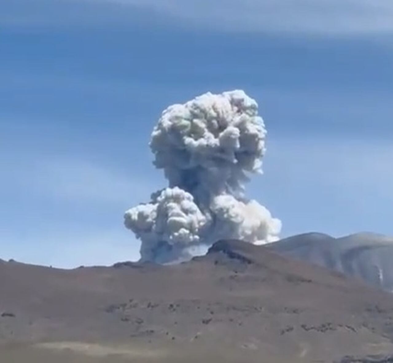 Comunidades de municipios como Silvia y Totoró compartieron videos de la gigantesca expulsión de gases y cenizas en el volcán Puracé, fenómeno natural que se intensificó hacia el medio día de este miércoles 3 de diciembre.