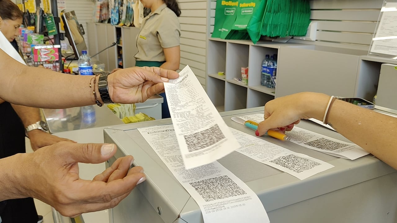 Cali: Operativos de la DIAN, diferentes centros comerciales de Cali.