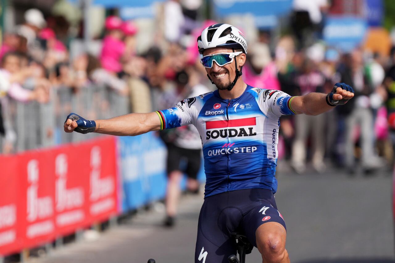 El francés Julian Alaphilippe celebra ganar la duodécima etapa de la carrera ciclista Giro de Italia desde Martinsicuro a Fano, Italia, el jueves 16 de mayo de 2024. (Gian Mattia D'Alberto/LaPresse vía AP)
