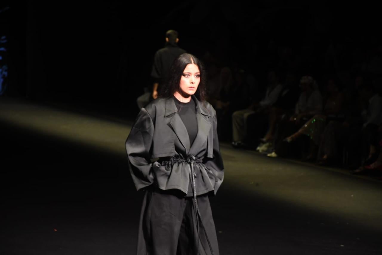 Inspirada en los edificios y la fuerza visual de Bogotá, Angel Kujabán propone una tendencia monocromática, con texturas tipo asfalto, transparencias urbanas e imponentes relieves geométricos. Moda libre y potente.