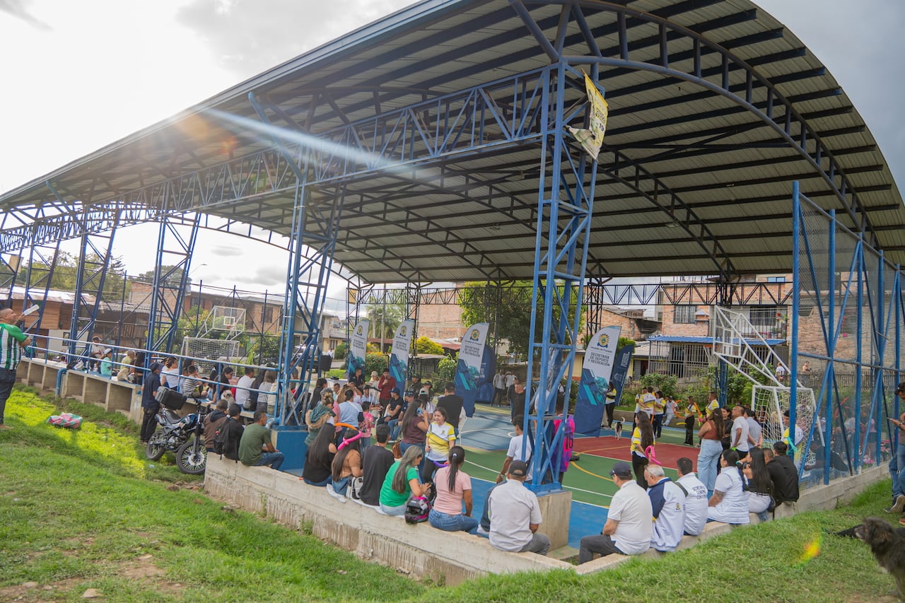 Líderes comunitarios destacaron que la recuperación de los polideportivos beneficiará a más de 5.800 habitantes del sector.