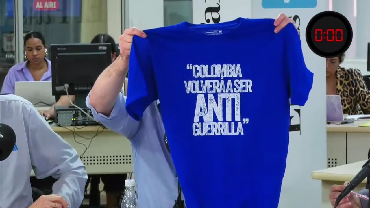 El candidato regaló camisetas a cada uno de sus compañeros de la consulta.