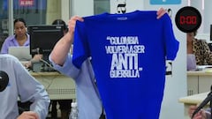 El candidato regaló camisetas a cada uno de sus compañeros de la consulta.