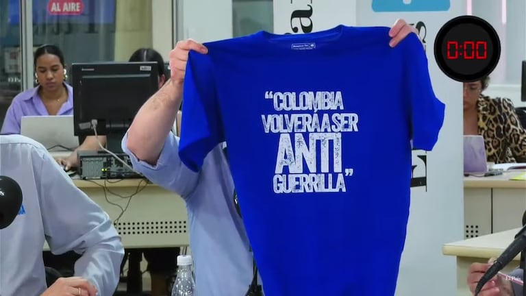 El candidato regaló camisetas a cada uno de sus compañeros de la consulta.
