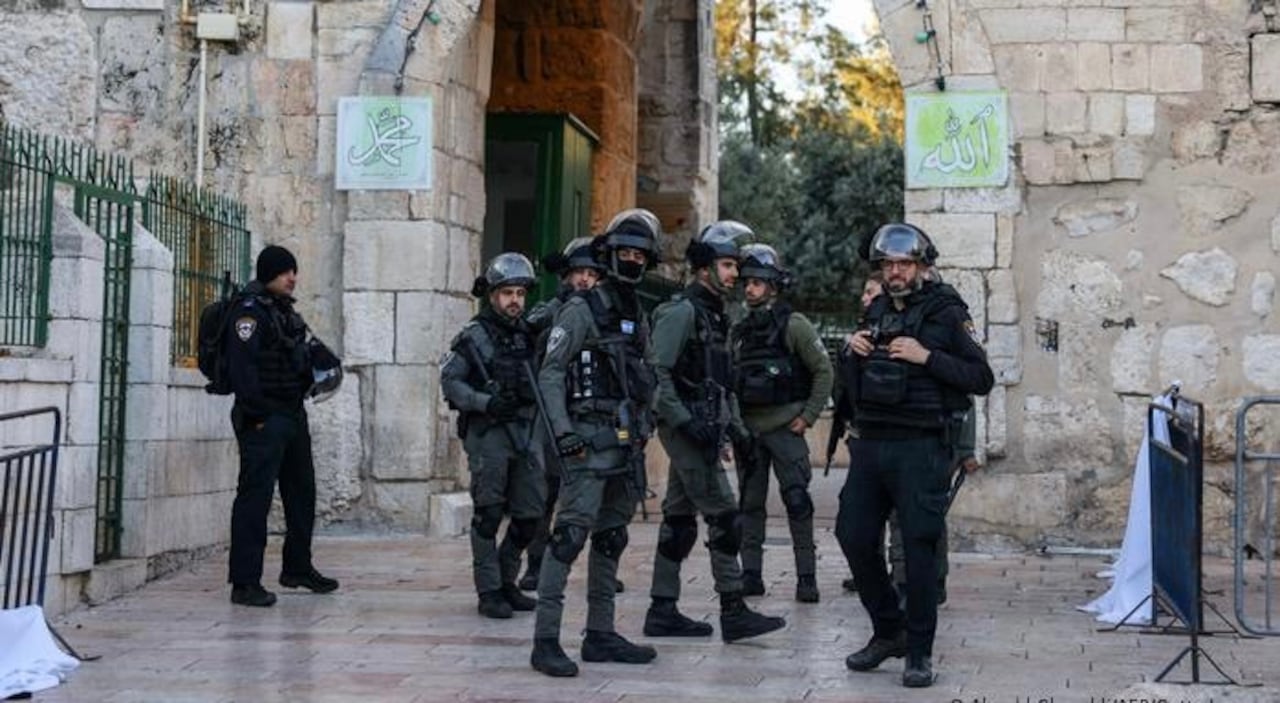 Este lunes se produjeron nuevos enfrentamientos entre musulmanes palestinos y la Policía israelí intervino para despejar la Explanada de las Mezquitas para la visita de fieles judíos. Es la tercera vez en una semana que se producen disturbios.