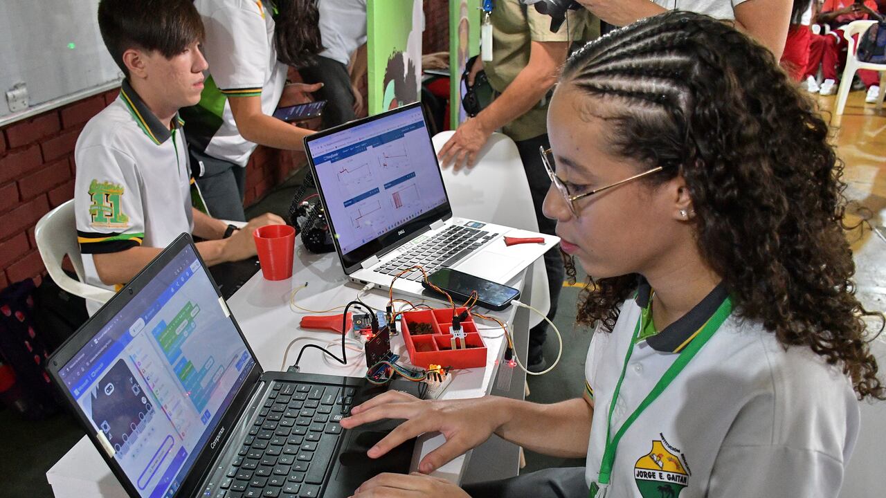 Lanzamiento en Cali en el colegio INEM, programa Código Verde temas de información. Fotos Raúl Palacios / El Pais.