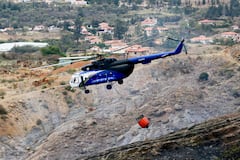 Habitantes de Villa de Leyva y voluntarios se unen a las labores para contener las llamas que avanzan por los cerros, en la vereda Ritoque, zona limítrofe entre Villa de Leyva y Sáchica. (Colprensa - Lina Gasca)