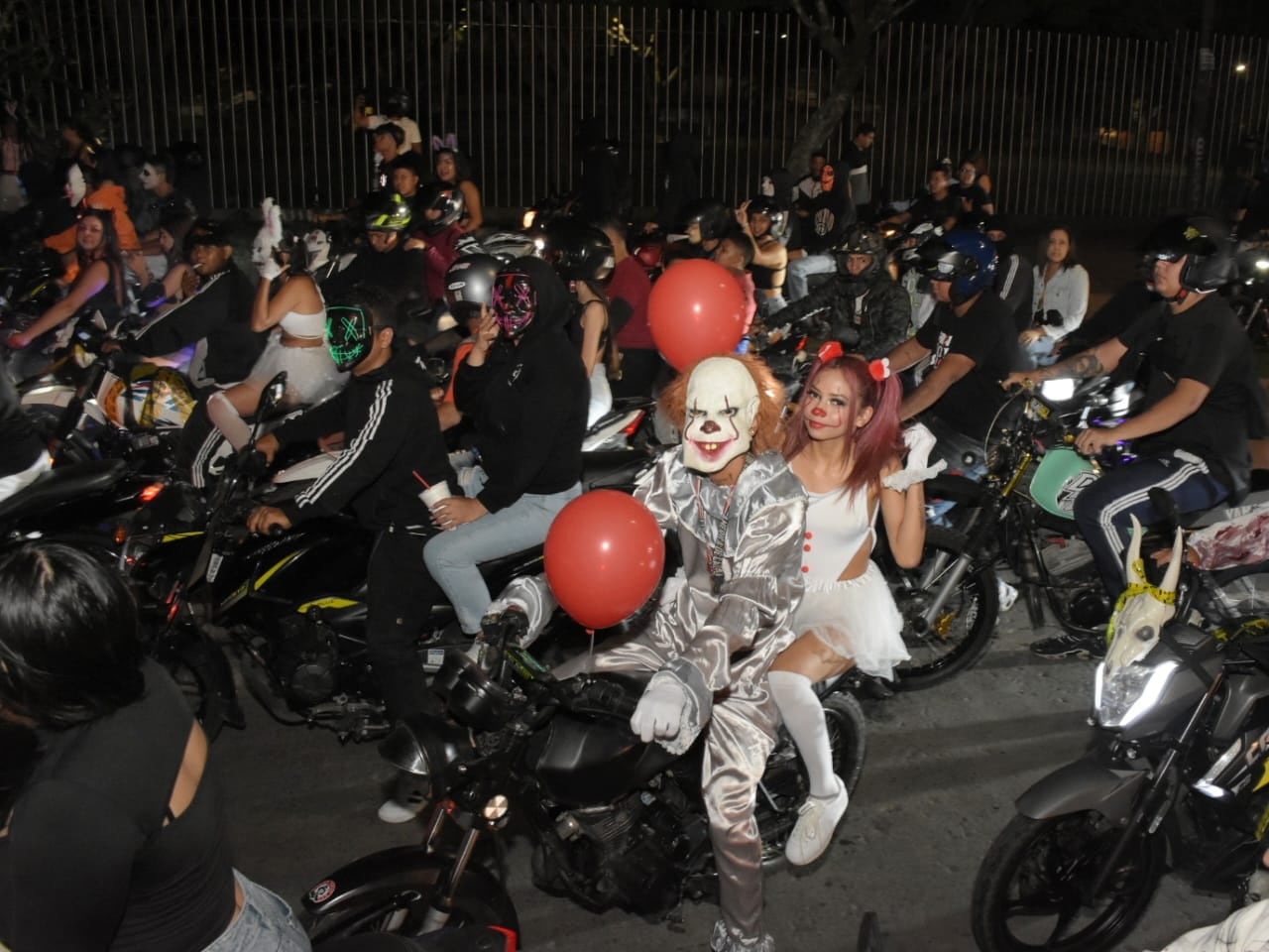 Caravanas de motociclistas en la noche de Halloween en Cali