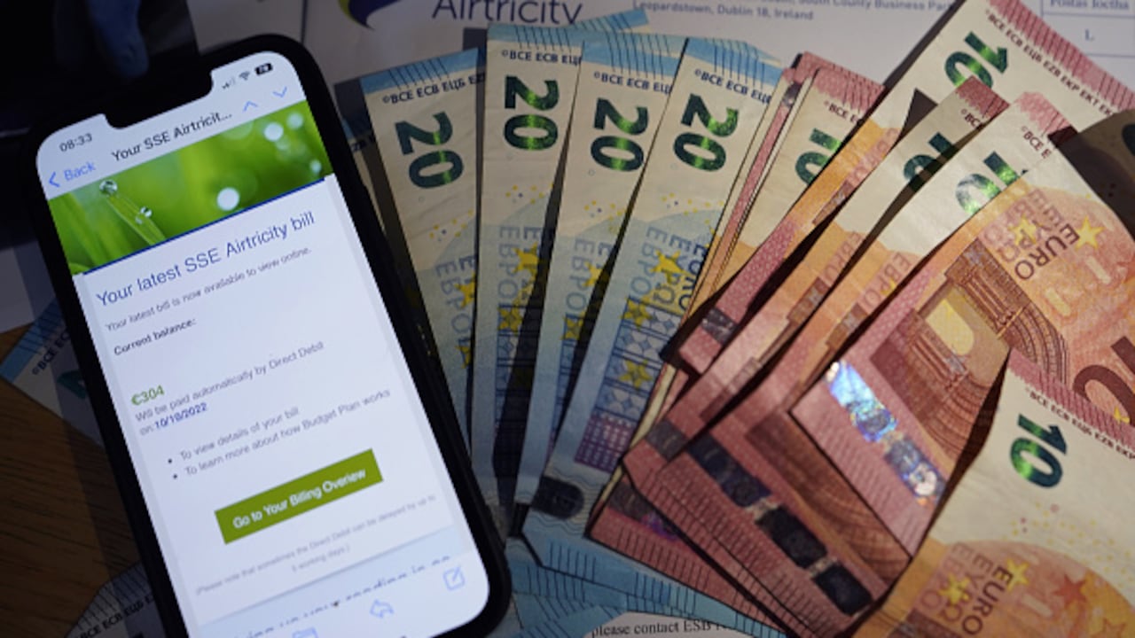 La universidad pagó miles de euros por un informe, que fin de cuentas, realizó la Inteligencia Artificial. Imagen: Getty Images.