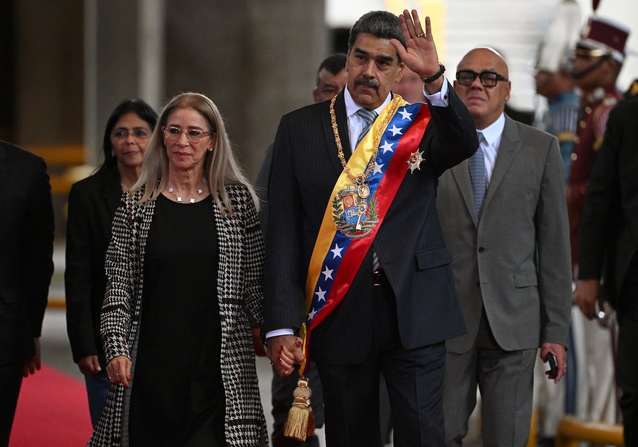 El presidente de Venezuela, Nicolás Maduro, llega con su esposa Cilia Flores para pronunciar su discurso anual ante el parlamento en Caracas el 15 de enero de 2025. (Foto de Federico PARRA / AFP)