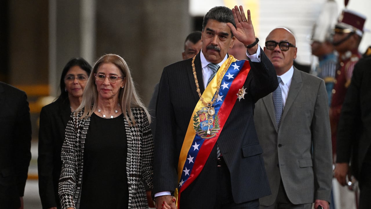 El presidente de Venezuela, Nicolás Maduro, llega con su esposa Cilia Flores para pronunciar su discurso anual ante el parlamento en Caracas el 15 de enero de 2025. (Foto de Federico PARRA / AFP)