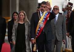 El presidente de Venezuela, Nicolás Maduro, llega con su esposa Cilia Flores para pronunciar su discurso anual ante el parlamento en Caracas el 15 de enero de 2025. (Foto de Federico PARRA / AFP)