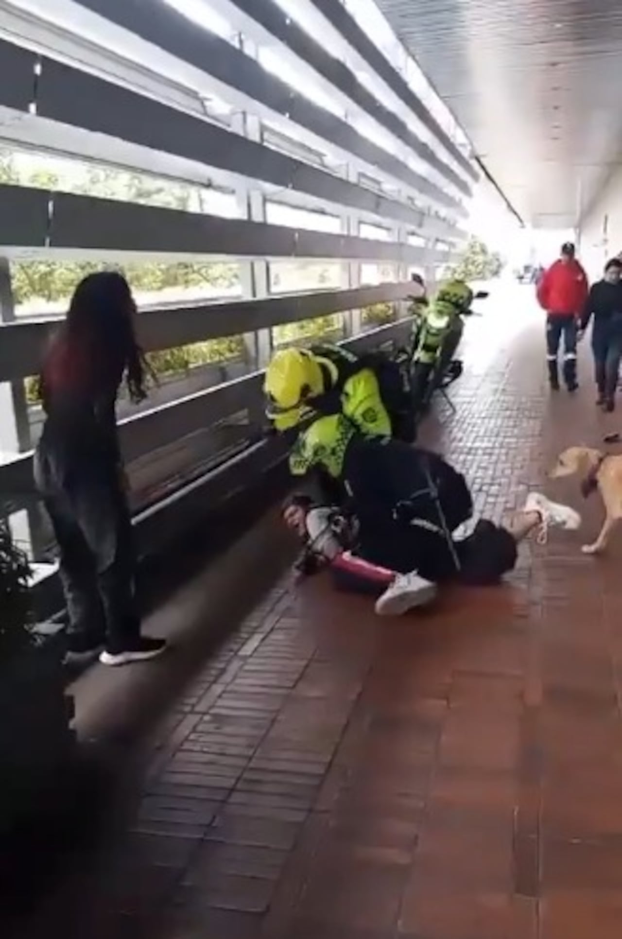Denuncian uso desmedido de la fuerza por parte de un uniformado de la Policía Metropolitana de Bogotá.